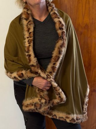 Chal lana camel con borde piel