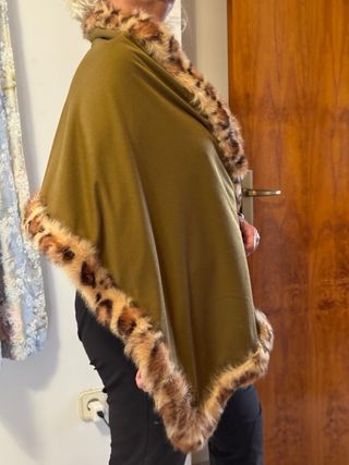 Chal lana camel con borde piel