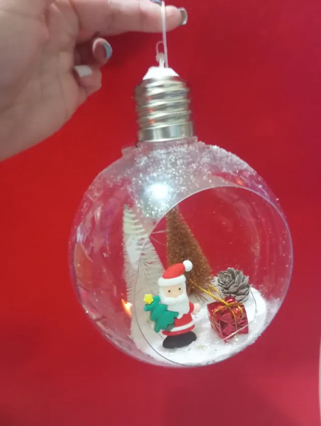 Palla di Natale con luci e Babbo Natale