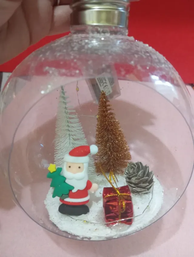 Palla di Natale con luci e Babbo Natale