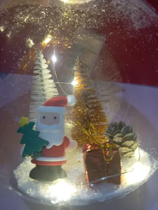 Palla di Natale con luci e Babbo Natale