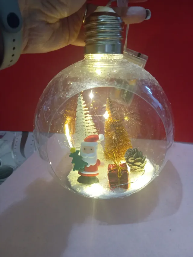 Palla di Natale con luci e Babbo Natale