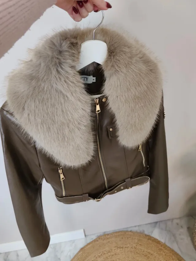 Chaqueta marrón con pelo en cuello y cinturón