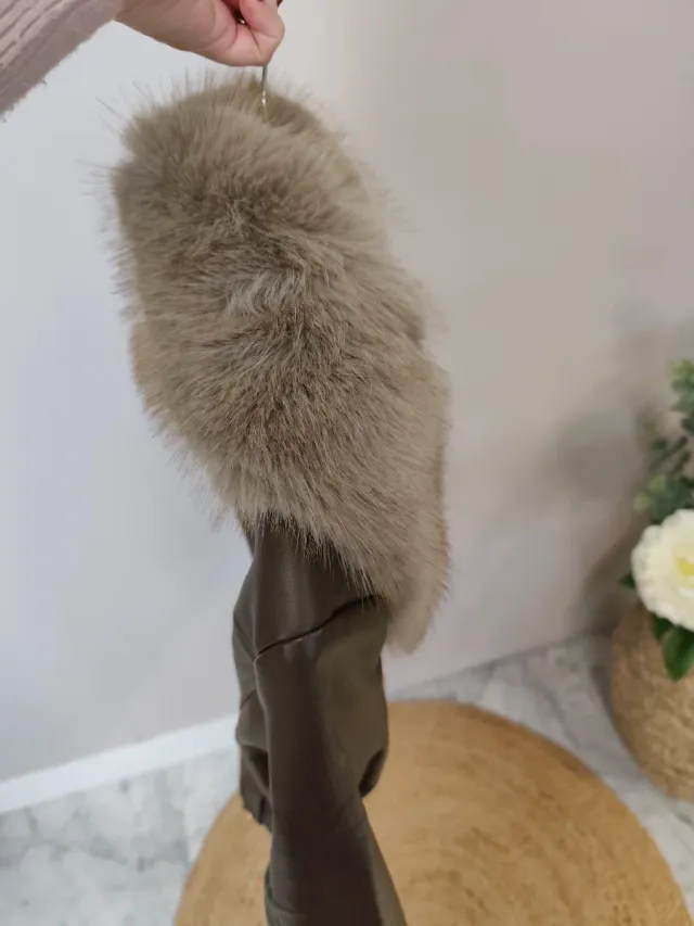 Chaqueta marrón con pelo en cuello y cinturón
