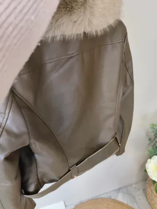 Chaqueta marrón con pelo en cuello y cinturón