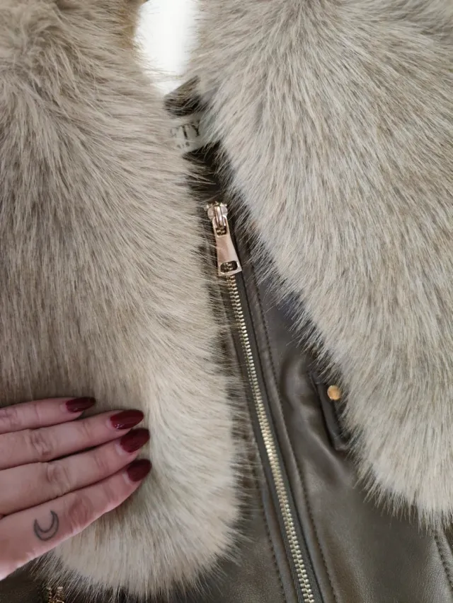 Chaqueta marrón con pelo en cuello y cinturón