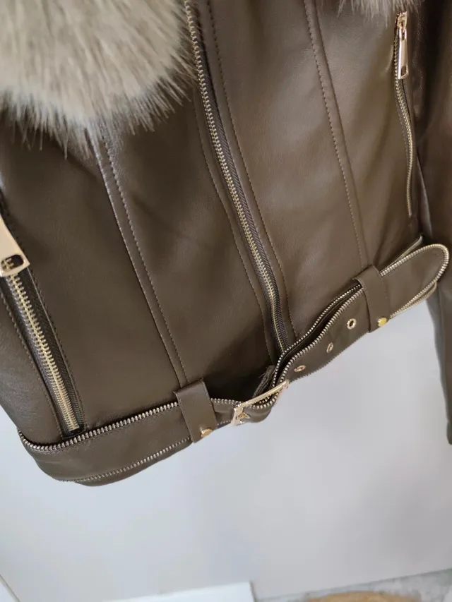 Chaqueta marrón con pelo en cuello y cinturón