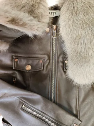 Chaqueta marrón con pelo en cuello y cinturón