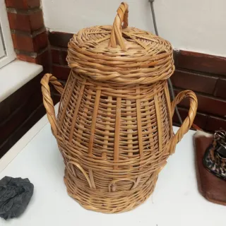 Canasto de mimbre estilo ánfora