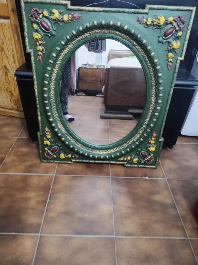 Antico specchio in gesso decorato da parete