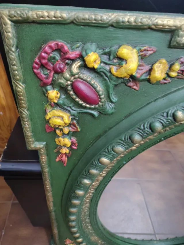 Antico specchio in gesso decorato da parete