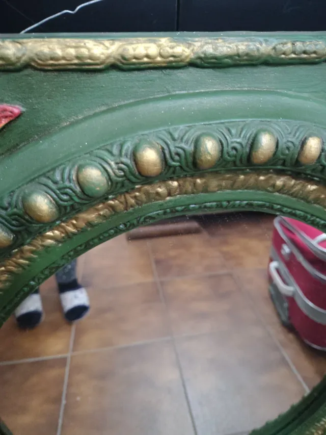 Antico specchio in gesso decorato da parete