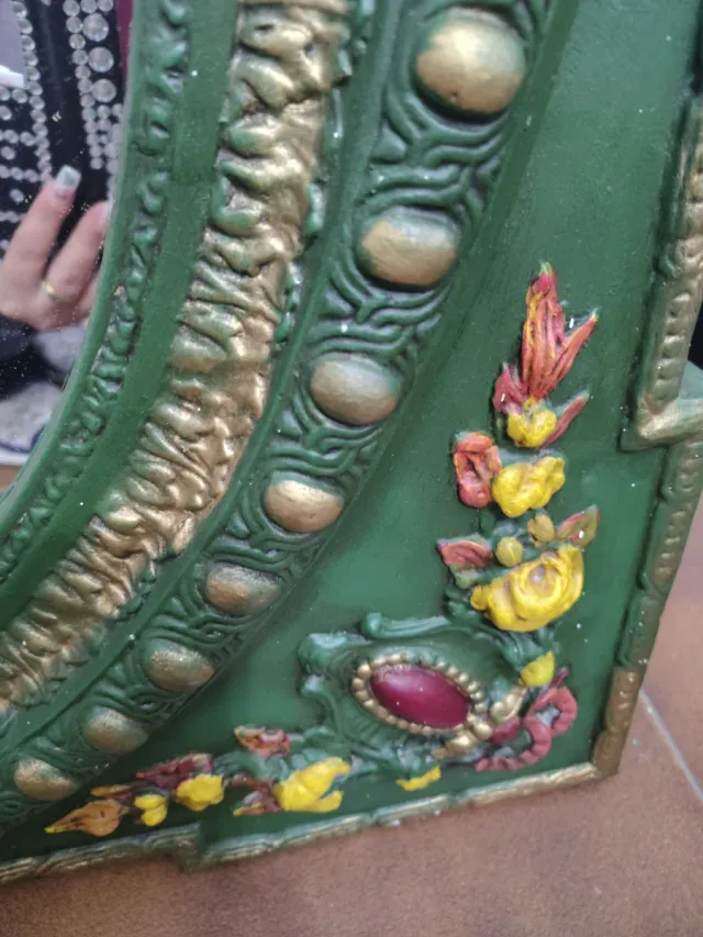 Antico specchio in gesso decorato da parete