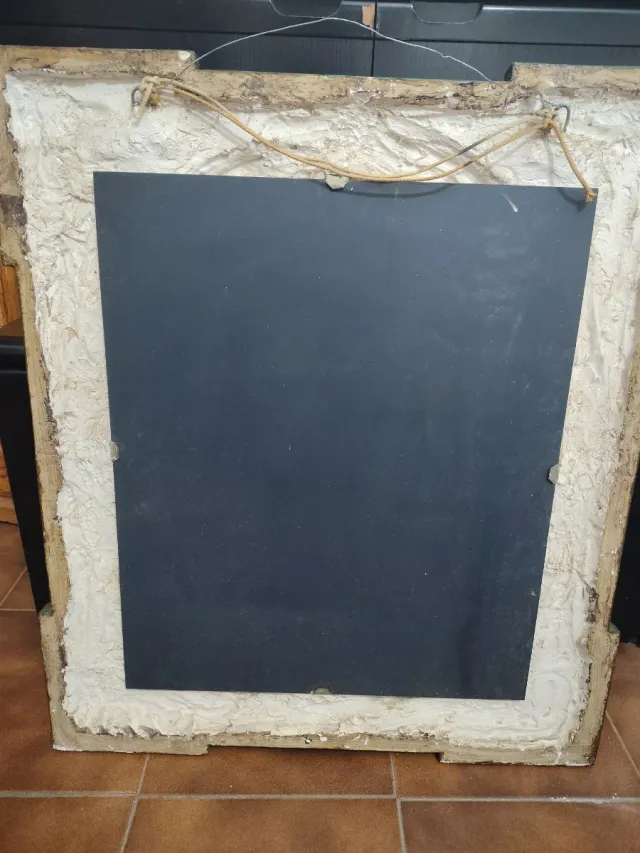 Antico specchio in gesso decorato da parete