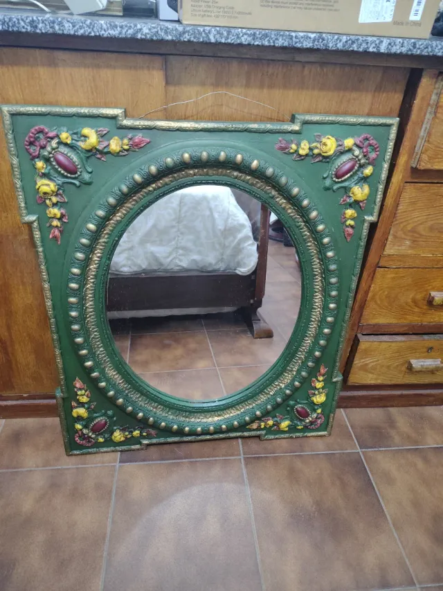 Antico specchio in gesso decorato da parete