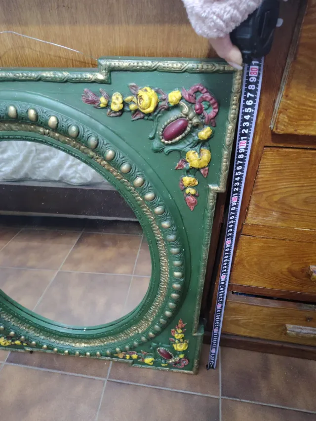 Antico specchio in gesso decorato da parete