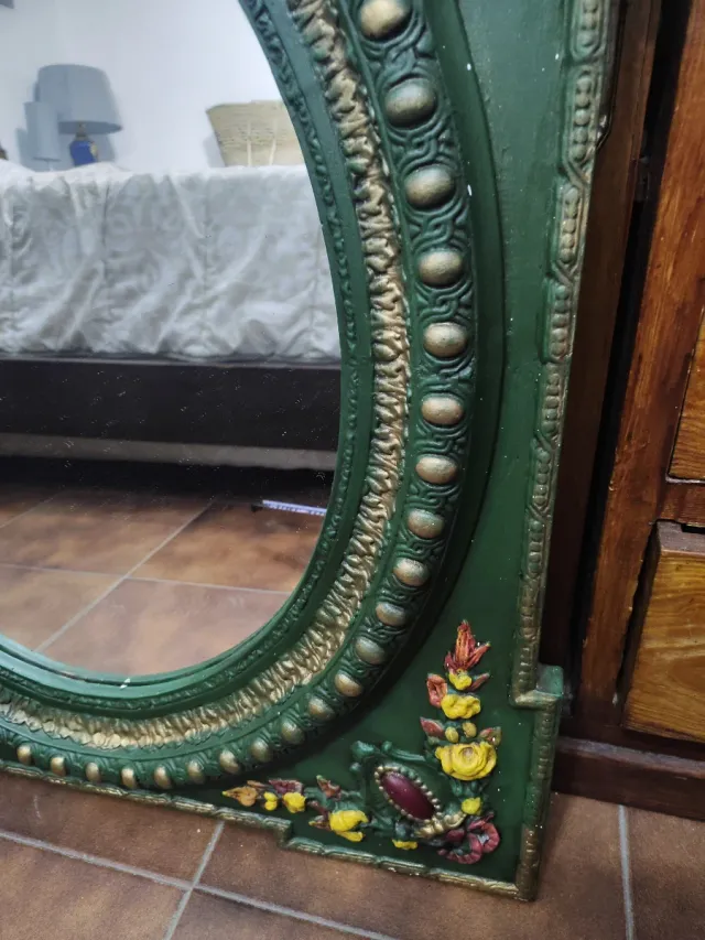 Antico specchio in gesso decorato da parete