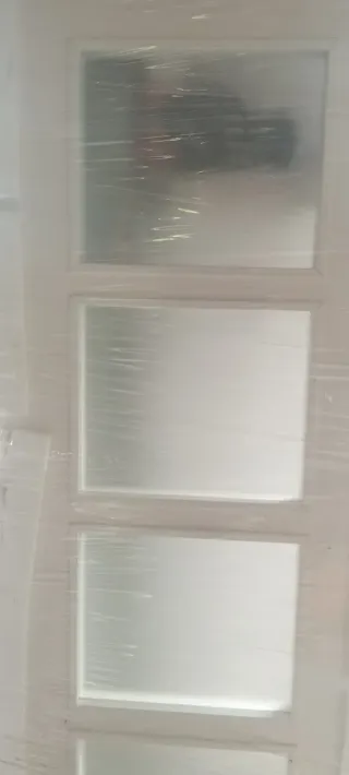 Puerta blanca con 4 cristales