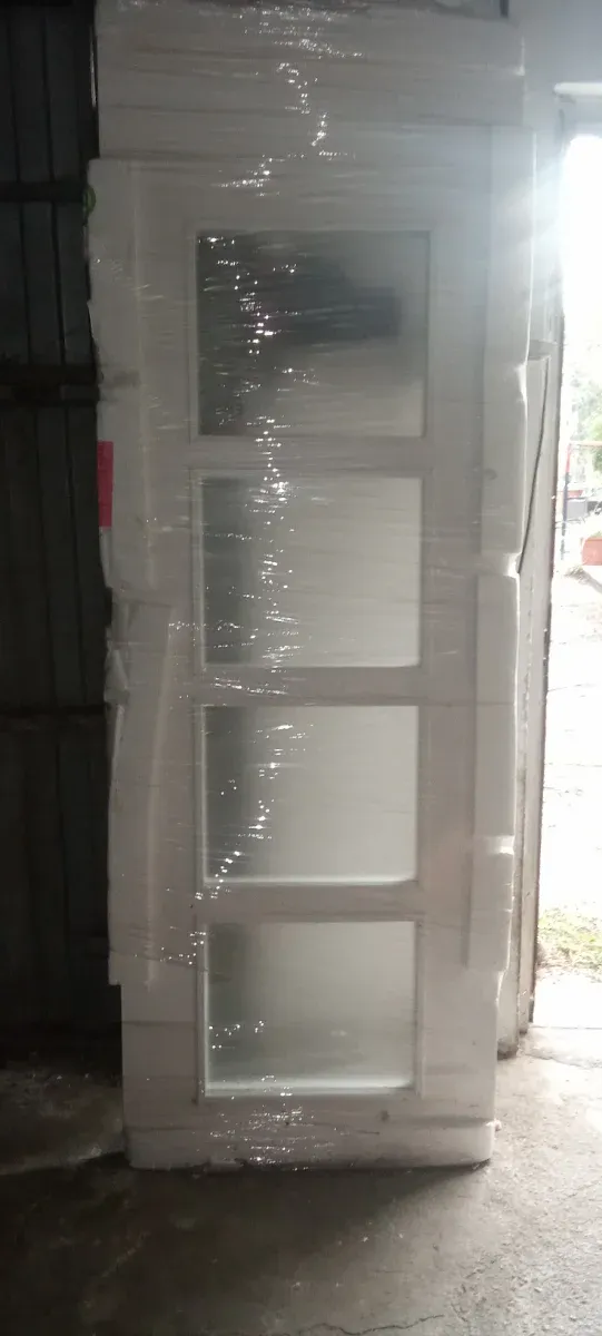 Puerta blanca con 4 cristales