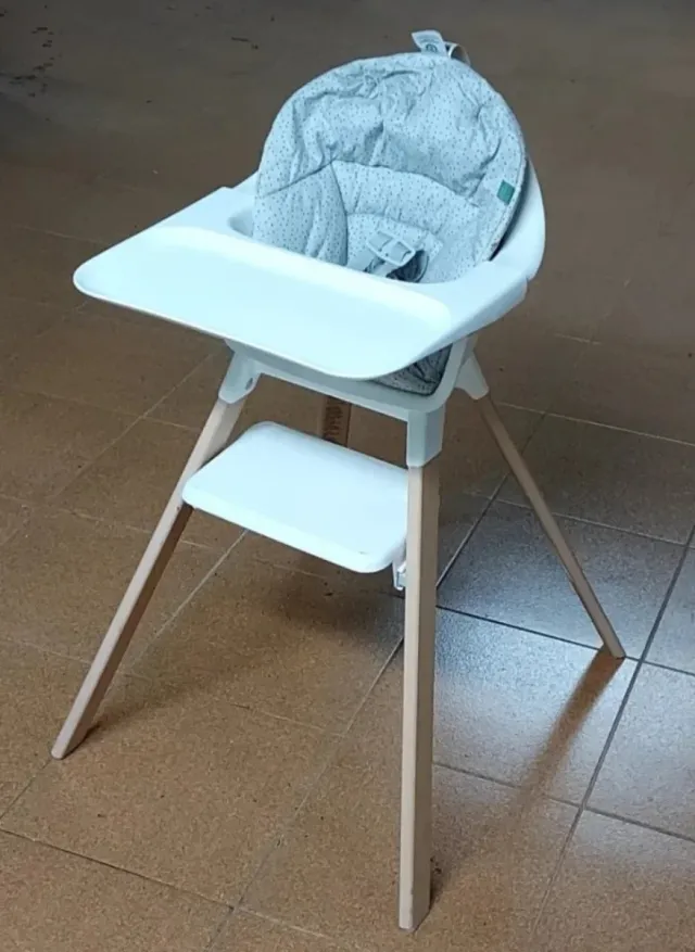 Trona Stokke smontabile con piedi in legno