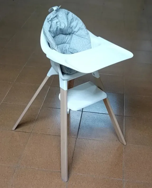 Trona Stokke smontabile con piedi in legno