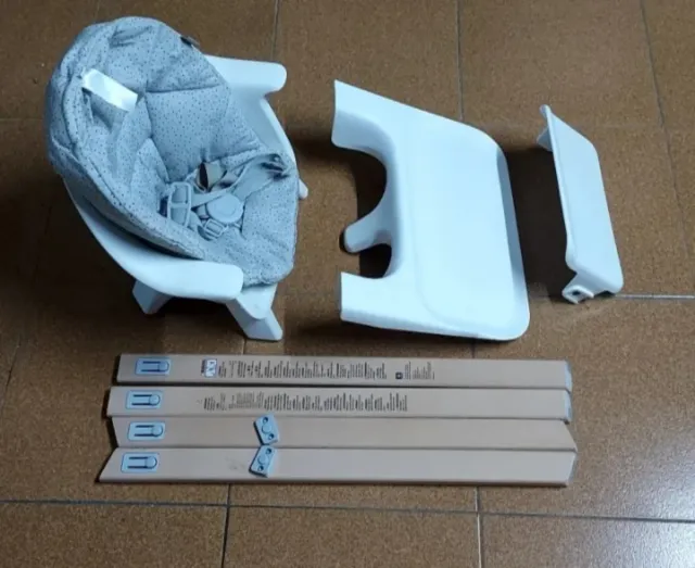 Trona Stokke smontabile con piedi in legno