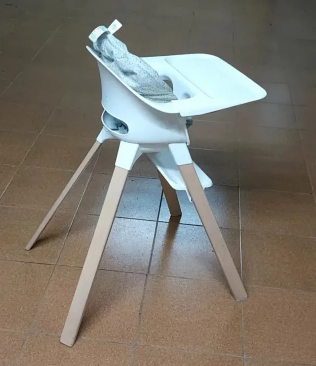 Trona Stokke smontabile con piedi in legno