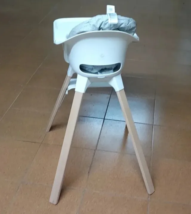 Trona Stokke smontabile con piedi in legno
