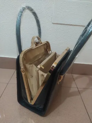 Bolso de mano elegante verde oscuro y dorado