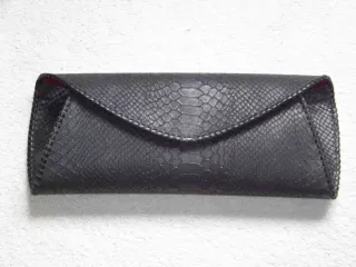 Cartera de piel negra