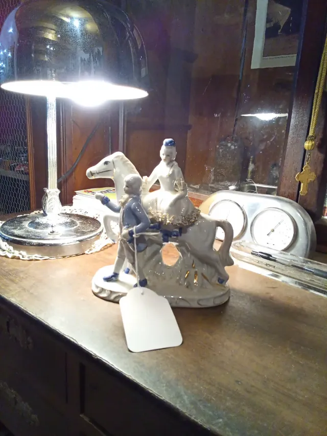 Centro de porcelana figura pareja caballo