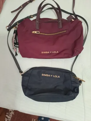 Dos bolsos Bimba y Lola azul marino y burdeos.