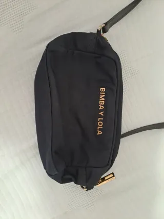 Dos bolsos Bimba y Lola azul marino y burdeos.