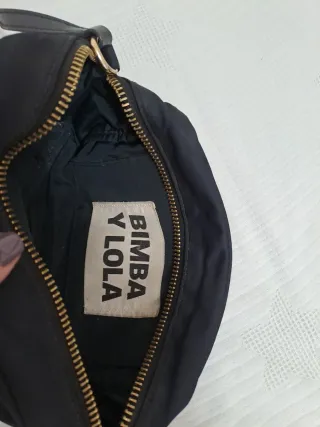 Dos bolsos Bimba y Lola azul marino y burdeos.