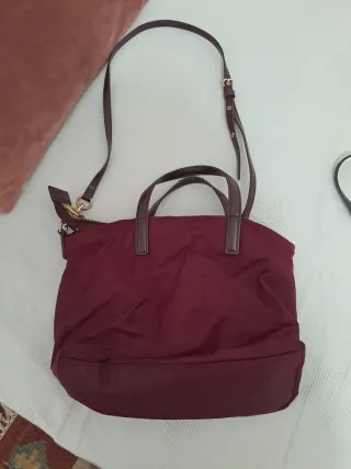 Dos bolsos Bimba y Lola azul marino y burdeos.