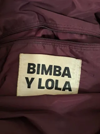 Dos bolsos Bimba y Lola azul marino y burdeos.