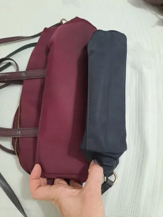 Dos bolsos Bimba y Lola azul marino y burdeos.