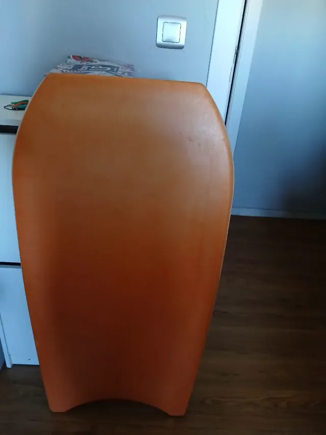 Tabla de playa o piscina naranja