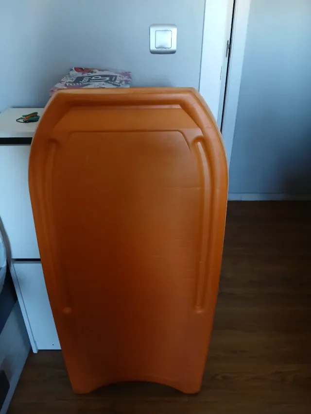 Tabla de playa o piscina naranja