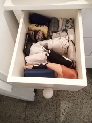 Cómoda de madera blanca