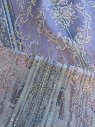 Tejido malva adamascado con detalles grises