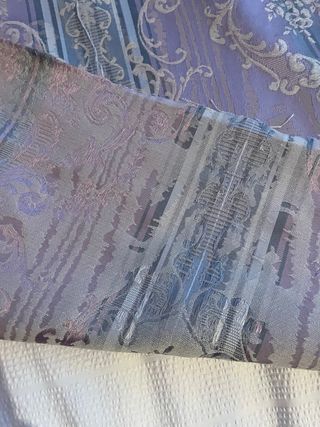 Tejido malva adamascado con detalles grises