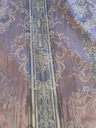 Tejido malva adamascado con detalles grises