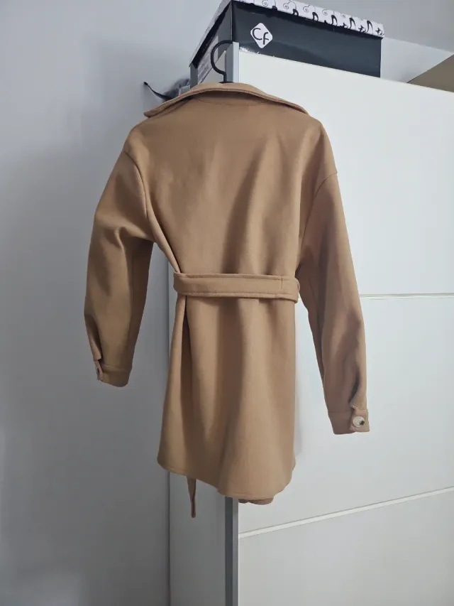 Chaqueta beige con cinturón