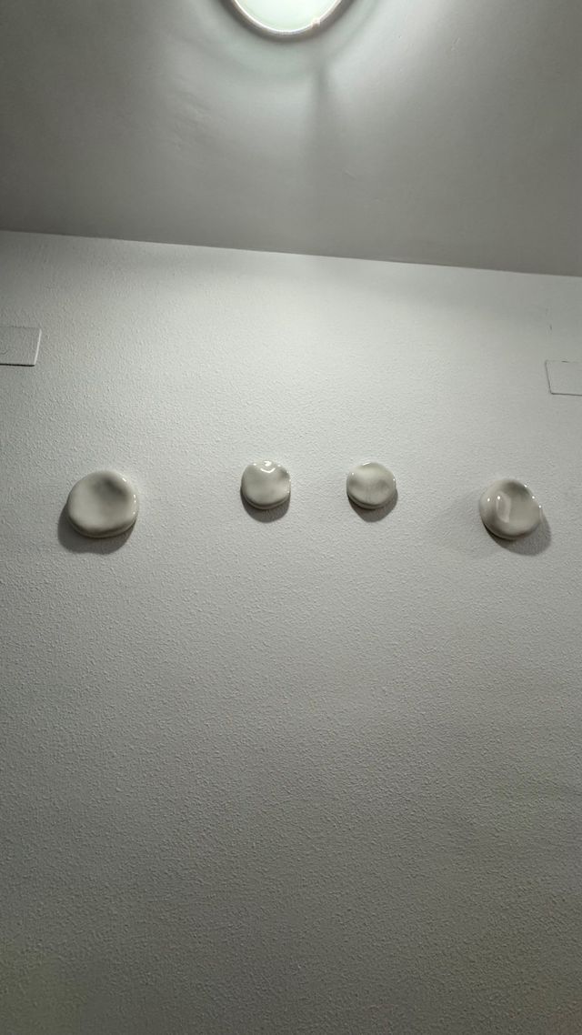 Decoración pared cerámica blanca