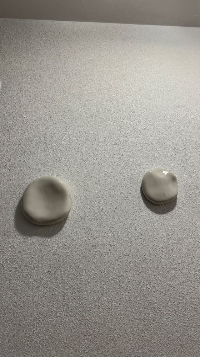 Decoración pared cerámica blanca