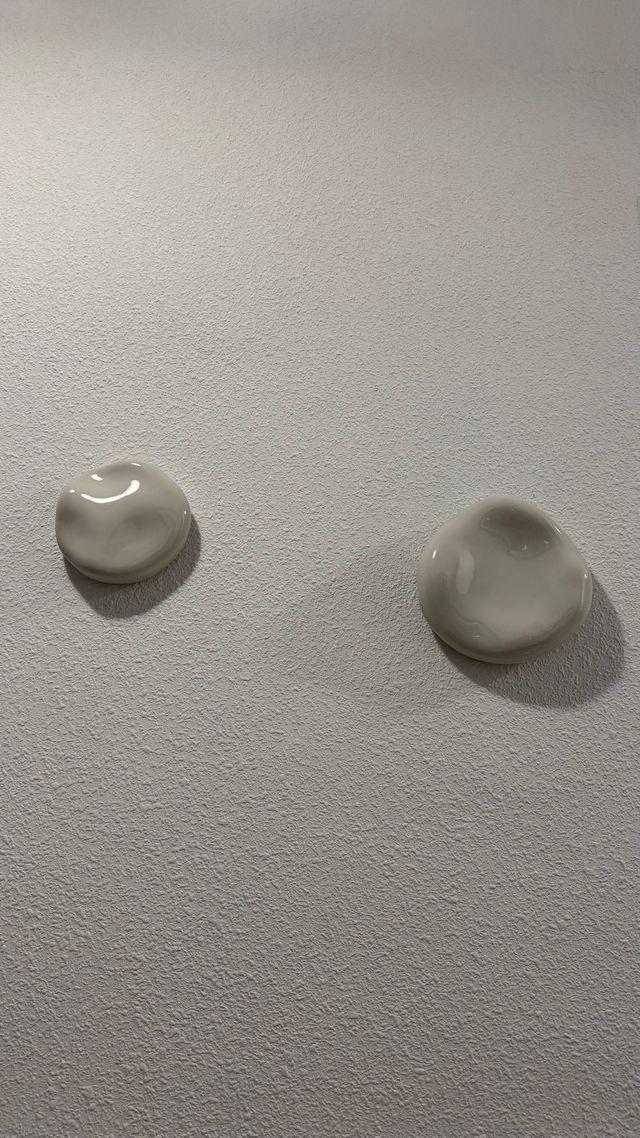 Decoración pared cerámica blanca