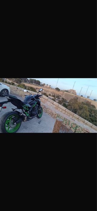 Kawasaki Z900 Negra y Verde