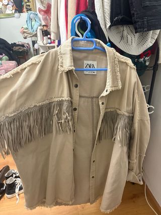 Chaqueta Zara flecos beige