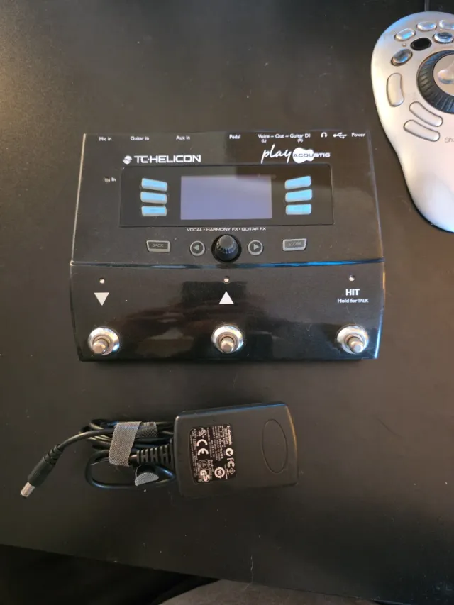 TC Helicon Play Acoustic - Pedale per voce e chitarra